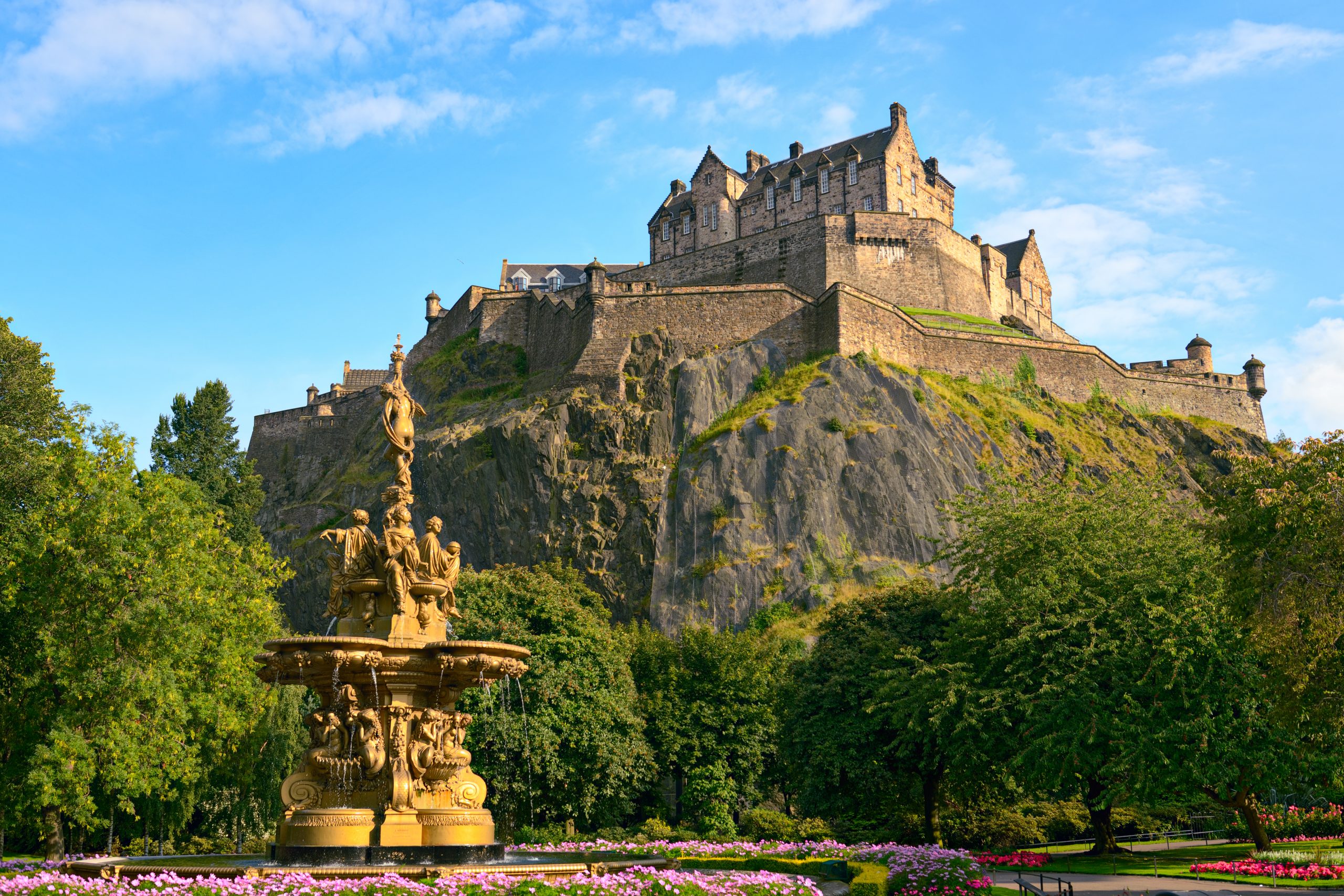 Edinburgh castle 2 shutterstock_62057491
