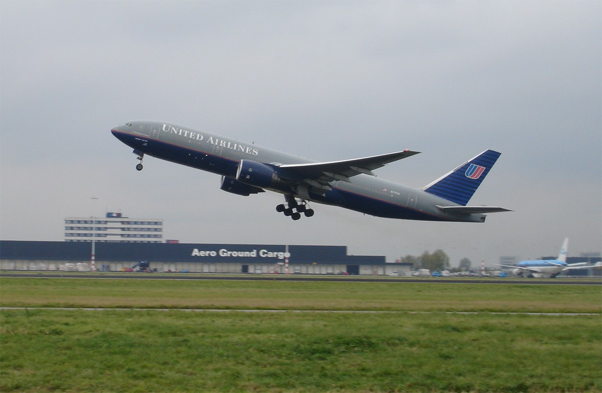United_Airlines_aircraft_taking_off_at_Schiphol_Airport wikimedia